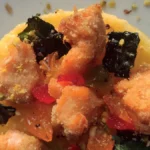 Tortino di polenta con salmone, nocciole, pistacchi, mostarda e cavolo nero: ardito e salutare un piatto di gran gusto