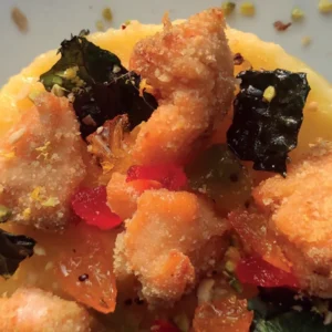 Tortino di polenta con salmone, nocciole, pistacchi, mostarda e cavolo nero: ardito e salutare un piatto di gran gusto