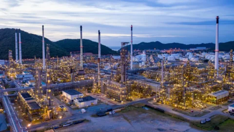 Energia sempre più cara. Un problema per le grandi imprese, nonostante i sussidi che ricevono da anni