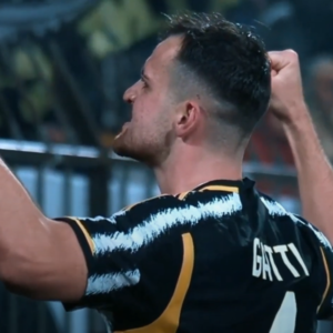 La Roma desperdició la oportunidad de ganar el play-off de la Champions League, y la Juve empató 3-3 en los últimos segundos. El Milán conquistó al Cremona.
