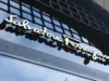 Ferragamo, effetto domino: con i suoi conti in rosso trascina in calo tutto il lusso a Piazza Affari. Cosa dicono gli analisti