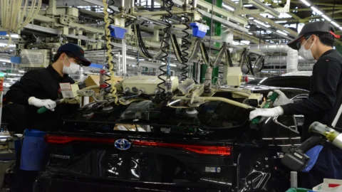 Auto, Ursula von der Leyen congela le multe per 3 anni e accelera la revisione dello stop ai motori tradizionali dal 2035