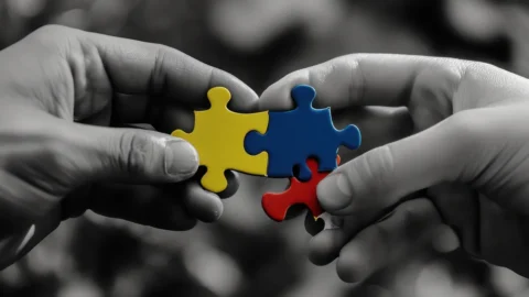 “O anche no, da vicino nessuno è normale”: sabato 29 marzo, lo speciale tv per la Giornata dell’Autismo
