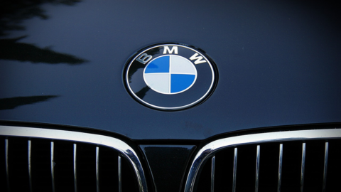 Bmw shock: chiude il 2024 con un calo degli utili del -37% e il dividendo scende