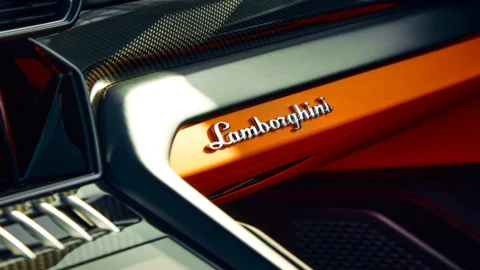 Auto: Volkswagen valuta la vendita di Ducati e Lamborghini. Toyota cala ancora, Ferrari Luce sold out in Cina