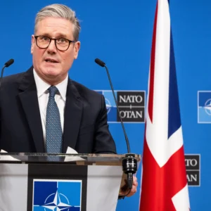 Regno Unito, il governo Starmer perde pezzi e il mercato prezza la crisi: salgono i rendimenti dei bond britannici