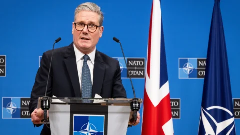 Regno Unito, il governo Starmer perde pezzi e il mercato prezza la crisi: salgono i rendimenti dei bond britannici