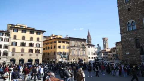 Vacanze di Pasqua 2025: oltre 10 milioni di italiani in viaggio tra mare, montagna e città d’arte