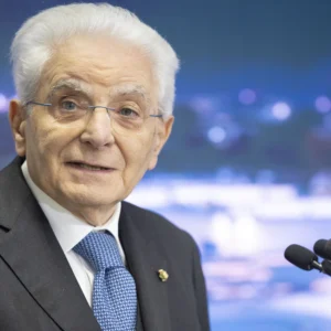 Ucraina trema, Trump gli gira le spalle, l’Europa tentenna ma Mattarella e Macron lanciano a Kiev un segnale di fiducia