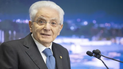 Ucraina trema, Trump gli gira le spalle, l’Europa tentenna ma Mattarella e Macron lanciano a Kiev un segnale di fiducia