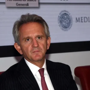 Mediobanca: utile in rialzo. Nagel sulle ops: “Valore con Banca Generali, rischi altissimi con Mps. Per Siena meglio operazione fra pari”