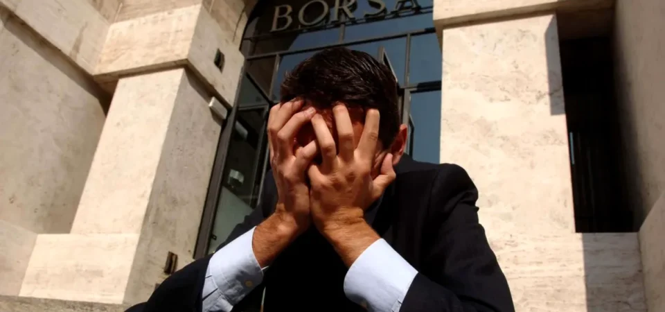 Borse oggi tremano per il nuovo crollo del Kospi: è lo scoppio della bolla tech? Occhi puntati su Fed e dati Microsoft e Meta