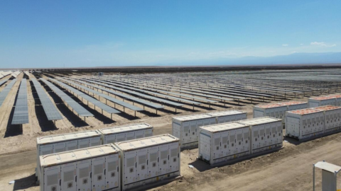 In Cile un impianto fotovoltaico usa la luce del sole anche di notte: lo ha inaugurato un manager italiano