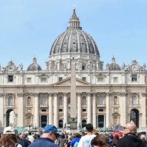 Conclave 2025 al via: i 133 cardinali in clausura per scegliere il nuovo Papa, chi sarà? Prima fumata (bianca o nera) alle 19
