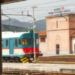 Fondazione Fs Italiane, Snam und Hitachi Rail präsentieren die historischen Aln668-Triebwagen, die umweltfreundlich regeneriert wurden