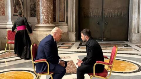 Trump-Zelensky, uno scatto e tante speranze: “Incontro costruttivo” a San Pietro. Poi il saluto a quattro con Starmer e Macron