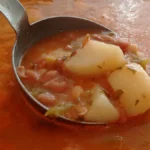 La ricetta della Šelinka della Lokanda Devetak, lo straordinario minestrone con l’osso di prosciutto cotto nelle grandi pignatte secondo l’antica tradizione gastronomica carsolina