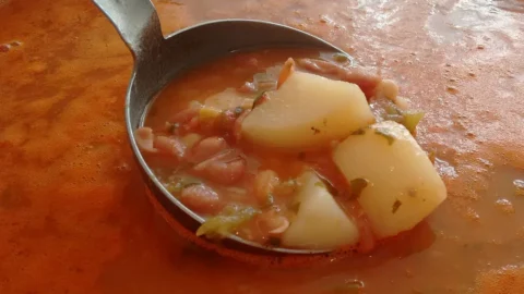 La ricetta della Šelinka della Lokanda Devetak, lo straordinario minestrone con l’osso di prosciutto cotto nelle grandi pignatte secondo l’antica tradizione gastronomica carsolina