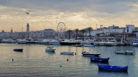 Bari conquista il New York Times: un volo diretto la collegherà agli Usa, ma l’overtourism rischia di travolgerla