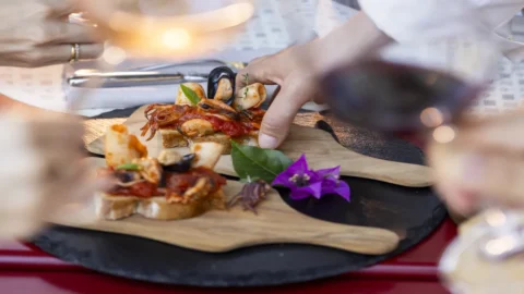 Cantine Aperte 2025 palcoscenico delle novità dell’enoturismo italiano fra merende in vigna, trekking, degustazioni a tema, mini lezioni su vino e cibo