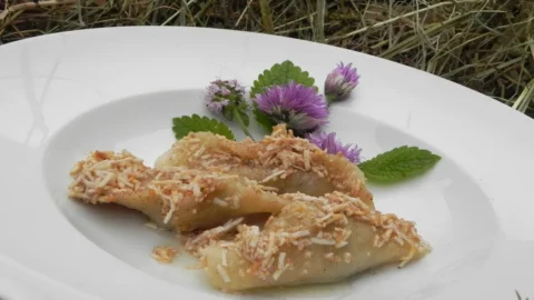 A Sutrio di scena i Cjarsòns piatto simbolo della Carnia: dieci paesi propongono la loro ricetta tradizionale dolce o salata ereditata dai cramârs