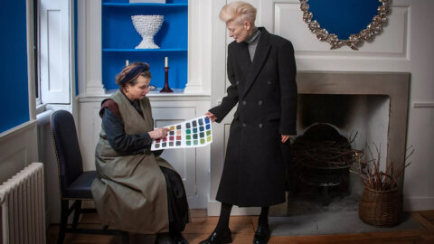 Tilda Swinton curatrice della mostra parigina “Supersonic Mediaeval”: un viaggio immersivi nel mondo di Marianna Kennedy