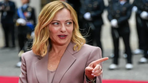 Meloni a due facce: ottima la proposta sulle garanzie di sicurezza per l’Ucraina ma malissimo sui No Vax