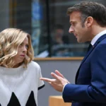 Meloni-Macron, scontro al calor bianco. La premier: “Non mandiamo truppe in Ucraina”. Dura replica francese: “Basta fake news”