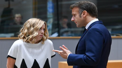 Meloni-Macron, scontro al calor bianco. La premier: “Non mandiamo truppe in Ucraina”. Dura replica francese: “Basta fake news”