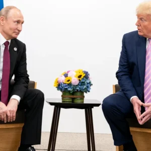 Trump-Putin: telefonata di due ore. Lo zar: “Pronti a lavorare con Kiev ma tregua solo con negoziati di pace”
