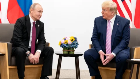 Trump-Putin: telefonata di due ore. Lo zar: “Pronti a lavorare con Kiev ma tregua solo con negoziati di pace”