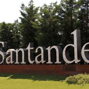 Santander vende il 49% della filiale polacca all’austriaca Erste per 6,8 miliardi: metà dell’incasso per i buyback