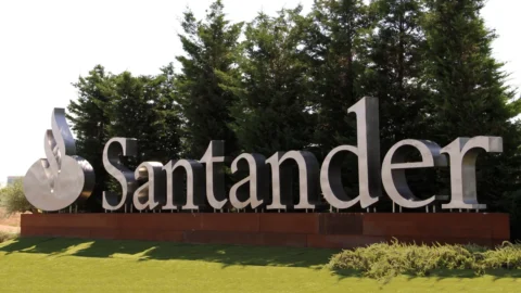 Santander vende il 49% della filiale polacca all’austriaca Erste per 6,8 miliardi: metà dell’incasso per i buyback