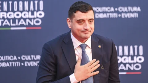 Elezioni Romania: vola l’estrema destra di Simion, ballottaggio decisivo il 18 maggio