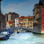 Biennale Architettura di Venezia: al via la 19esima edizione. Torna la bellezza nel giorno del Conclave