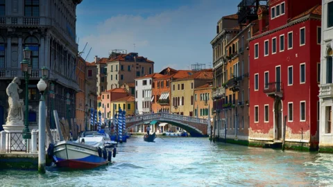 Biennale Architettura di Venezia: al via la 19esima edizione. Torna la bellezza nel giorno del Conclave