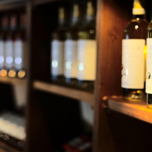 Il vino italiano tiene grazie all’export: consumi stabili, ma vendite domestiche in calo
