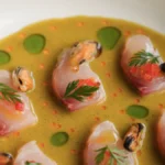 La ricetta del Ceviche di muggine, cozze alla brace, leche de tigre e vaniglia di Alberto Angiolucci, uno chef che ama stupire con frollature di mare che fondono Sicilia e innovazione