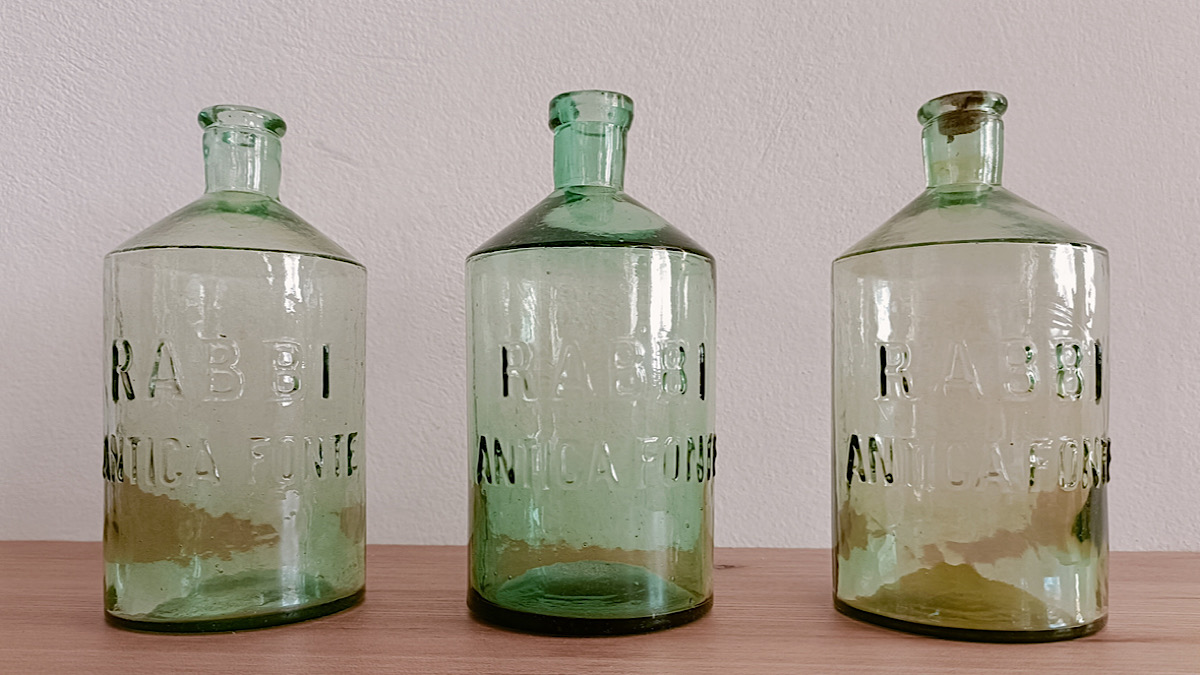 Bottiglie per l’acqua ferruginosa delle Fonti di Rabbi, inizio del XX secolo. Peio Fonti, collezione Terme di Pejo
