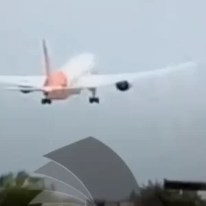 Air India, aereo si schianta al decollo ad Ahmedabad con 242 persone a bordo: un sopravvissuto. Cosa sappiamo