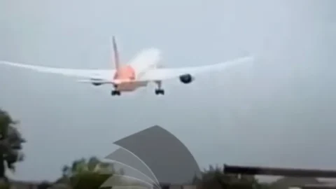 Air India, aereo si schianta al decollo ad Ahmedabad con 242 persone a bordo: volo diretto a Londra, cosa sappiamo