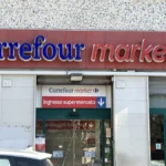 Carrefour verso l’addio all’Italia: trattative in corso con Lidl, Conad ed Esselunga
