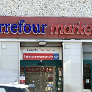 Carrefour verso l’addio all’Italia: trattative in corso con Lidl, Conad ed Esselunga
