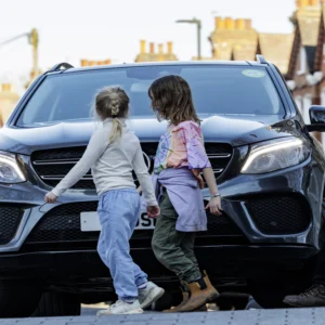 Incidenti stradali, le auto crescono in altezza e sale il rischio per pedoni e bambini