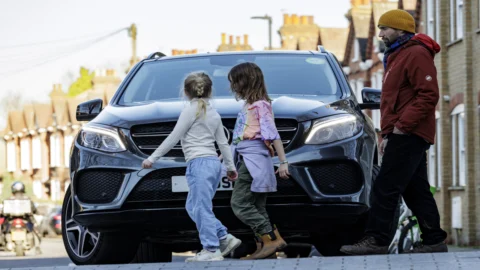 Incidenti stradali, le auto crescono in altezza e sale il rischio per pedoni e bambini
