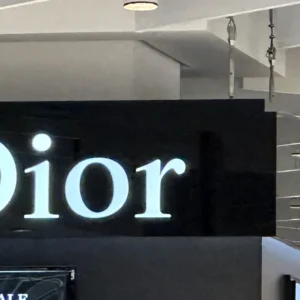 Jonathan Anderson prende le redini di Dior: è il nuovo direttore creativo di tutte le collezioni