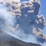 Eruzione Etna: crolla parte del cratere di Sud-Est, nube alta chilometri. Aeroporto in allerta ma operativo. Video e immagini