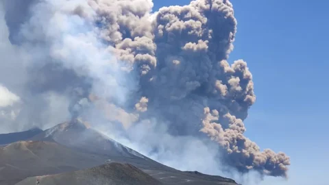 Eruzione Etna: crolla parte del cratere di Sud-Est, nube alta chilometri. Aeroporto in allerta ma operativo. Video e immagini