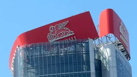 Milano, cede l’insegna Generali sulla Torre Hadid a CityLife: area evacuata