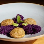 La ricetta delle Polpette di lenticchie stufate con cavolo rosso e mela di Marene Cisse, la chef senegalese di Agrigento che fa incontrare il suo paese con la gastronomia siciliana
